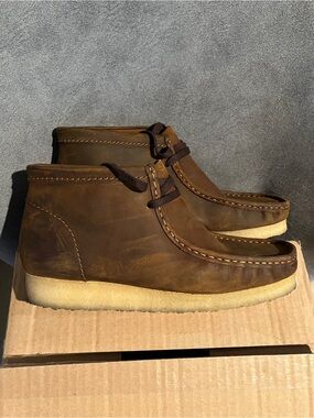 Clarks Men’s Wallabee Boot Beeswax Dark Brown Size 8.5 US